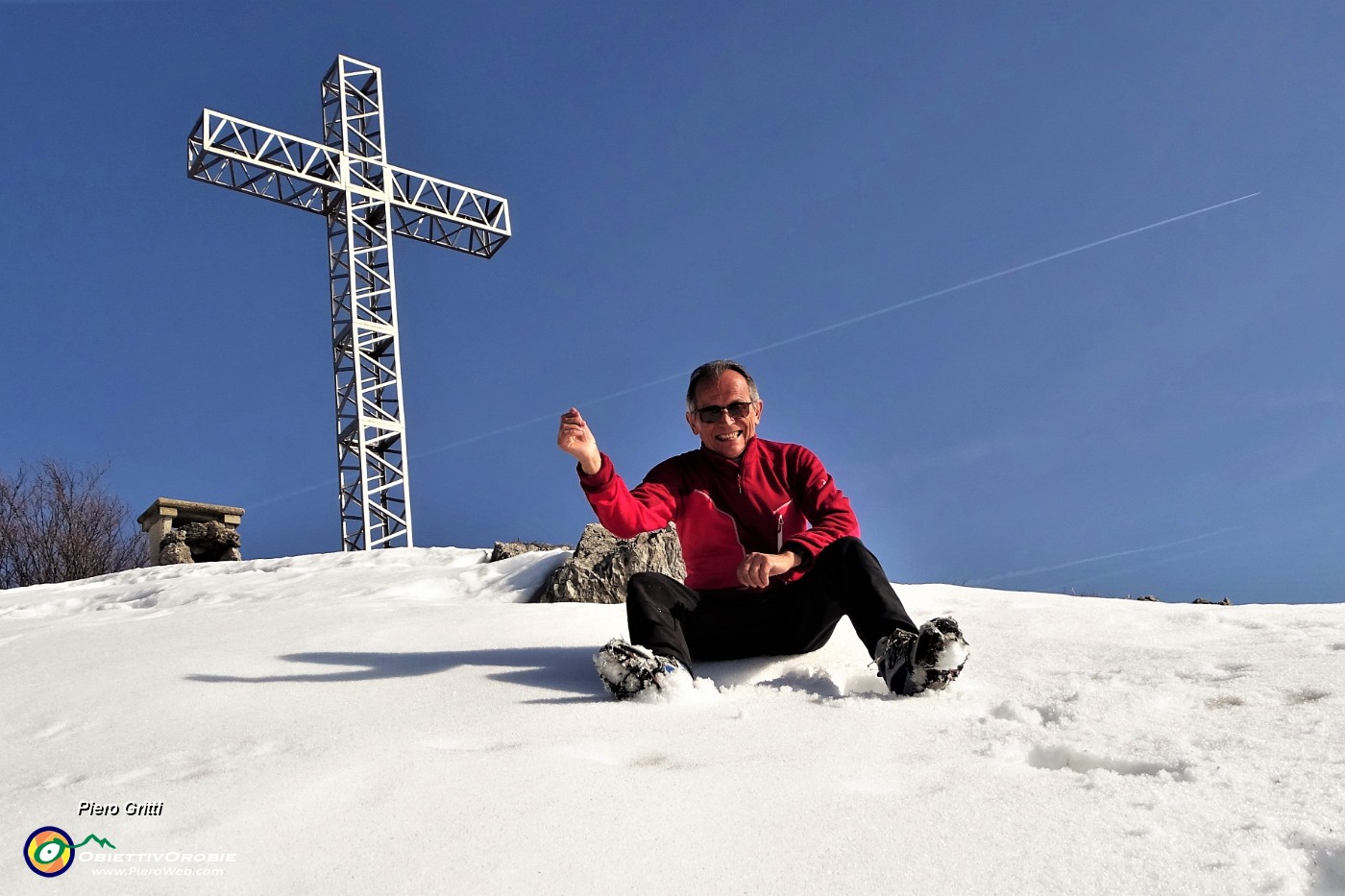 05 Rifrescatina sulla neve alla croce di vetta del Suchello (1541 m).JPG